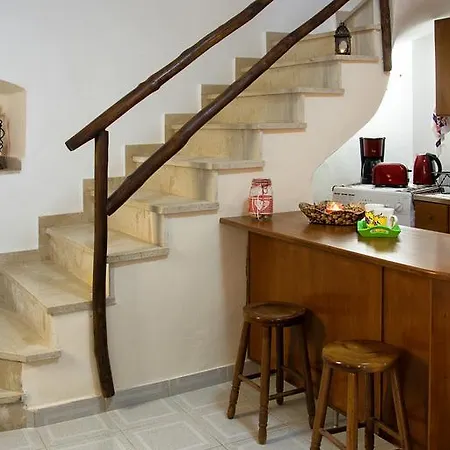 Amyrsa's House Of Character * La Canée